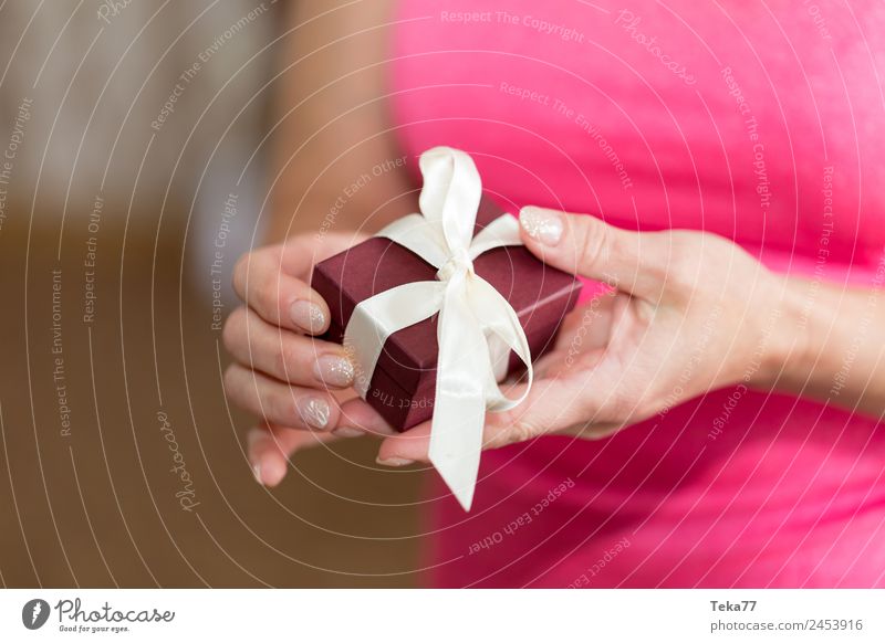 Das Geschenk Mensch feminin Frau Erwachsene Zeichen Ornament Schnur Knoten Schleife Liebe rosa ästhetisch Hochzeit Farbfoto Menschenleer Kunstlicht