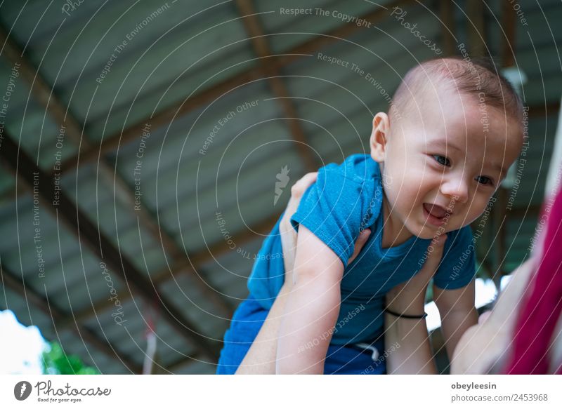 Der kleine Junge und die Mutter sitzen an der Hängematte. Lifestyle Freude Glück schön Spielen Kind Mensch Baby Frau Erwachsene Eltern Familie & Verwandtschaft