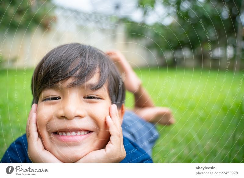 Kleiner Junge Lächle und glücklich im Hinterhof. Freude Glück schön Gesicht Spielen Garten Klettern Bergsteigen Kind Mensch Baby Kleinkind Mann Erwachsene