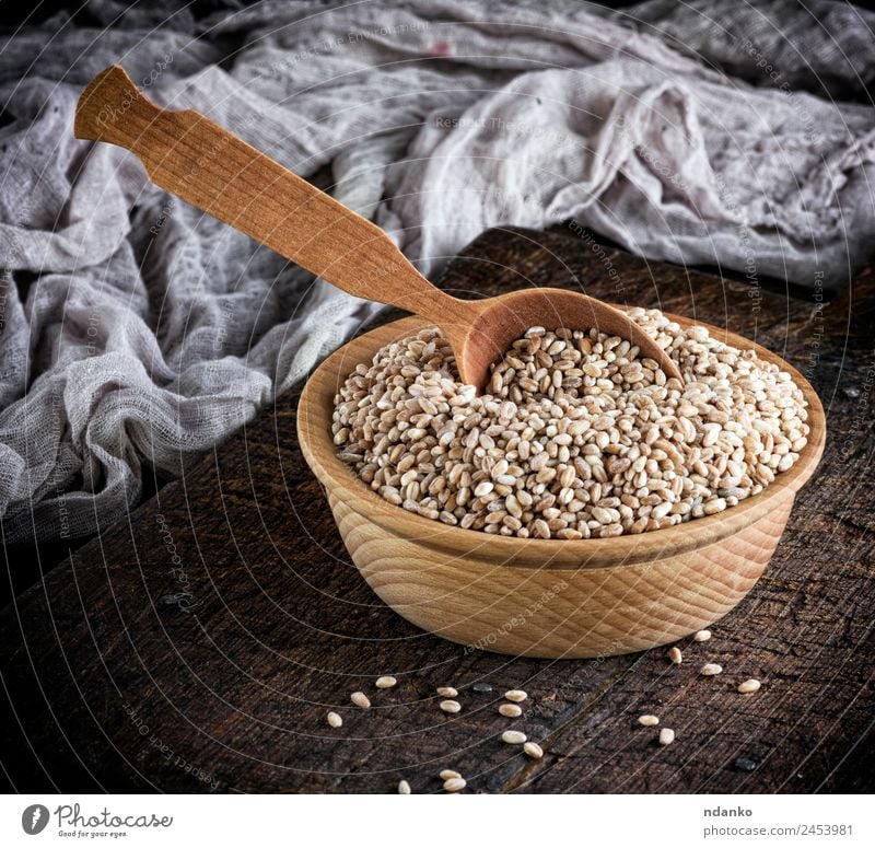 Weizenkorn in einer Holzschale Brot Vegetarische Ernährung Teller Schalen & Schüsseln Löffel Tisch oben braun gelb weiß Korn Hintergrund ganz Müsli Lebensmittel