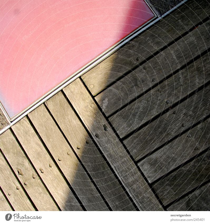 the dark side of the sun. Häusliches Leben Sommer Balkon Terrasse Holz braun rot Ordnungsliebe Genauigkeit Bodenplatten bodenständig schnittmuster Farbfoto