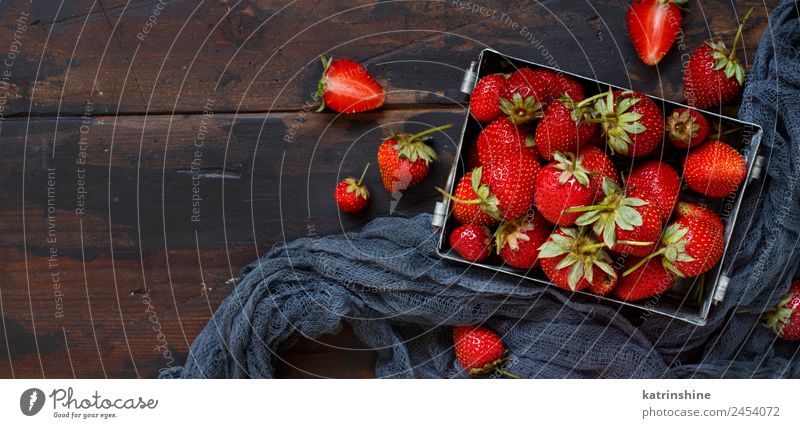 Erdbeeren in einer Box Frucht Dessert Diät Sommer Tisch Menschengruppe Holz Metall frisch hell lecker natürlich saftig braun rot Farbe Beeren farbenfroh essbar