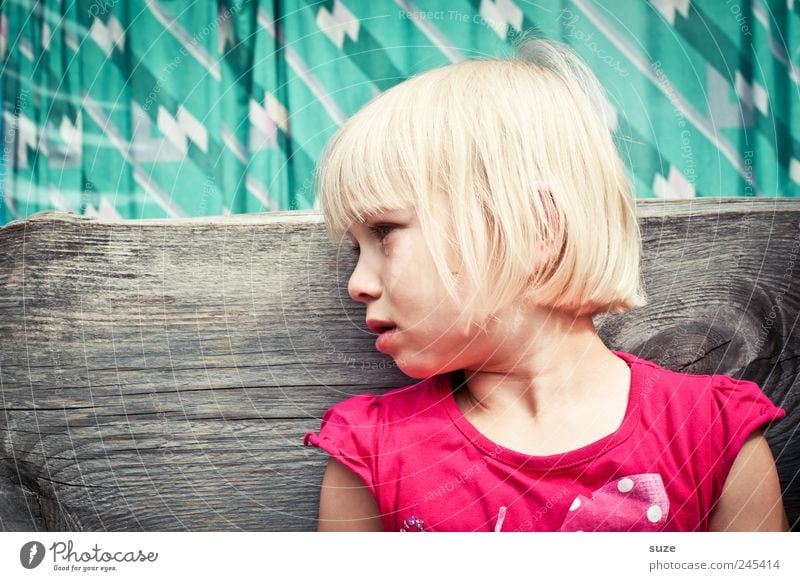 Tränchen Haare & Frisuren Kind Mensch Kleinkind Kindheit 1 3-8 Jahre blond sitzen Traurigkeit weinen klein niedlich rosa Tränen Bank türkis Farbfoto mehrfarbig