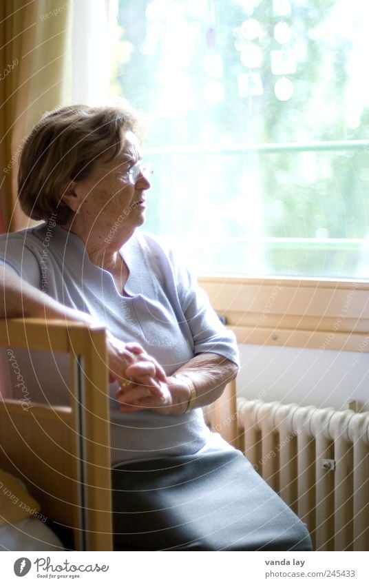 Heim Mensch Weiblicher Senior Frau Großmutter Leben 1 60 und älter alt Gefühle Hoffnung Glaube Langeweile Traurigkeit Sorge Trauer Müdigkeit Sehnsucht Heimweh