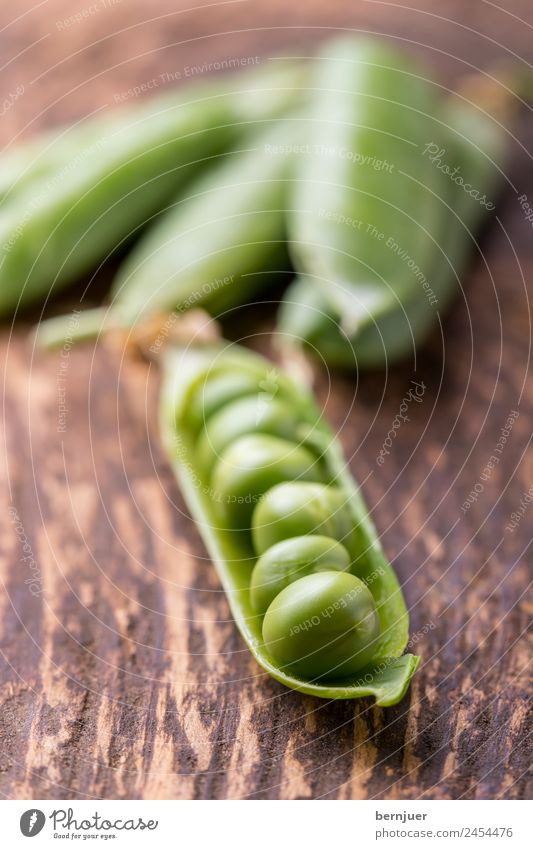 rohe Erbse Lebensmittel Gemüse Ernährung Vegetarische Ernährung Holz frisch grün Erbsen Hintergrundbild offen gesund Schote Erbsenschoten Samen Snack Vitamin