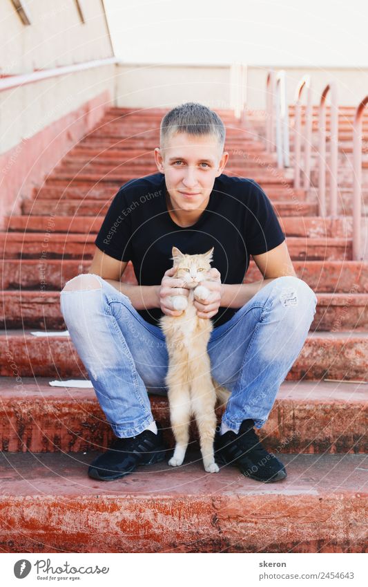 junger Mann hält Katze Lifestyle Freizeit & Hobby Kindererziehung Bildung Arbeit & Erwerbstätigkeit Beruf Mensch maskulin 1 18-30 Jahre Jugendliche Erwachsene