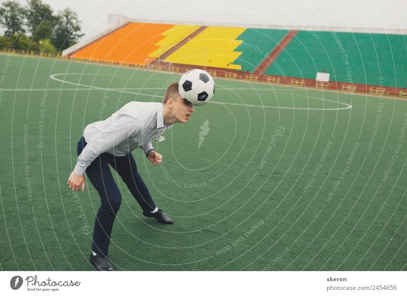 Büroangestellte spielt Fußball im Stadion Sport Fitness Sport-Training Sportler Sportmannschaft Torwart Sportstätten Fußballplatz Mensch maskulin Junger Mann