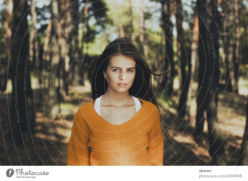 schönes Mädchen mit langen Haaren, Spaziergang im Wald Mensch feminin Junge Frau Jugendliche Erwachsene Gesicht Auge Mund 1 18-30 Jahre Umwelt Natur Landschaft