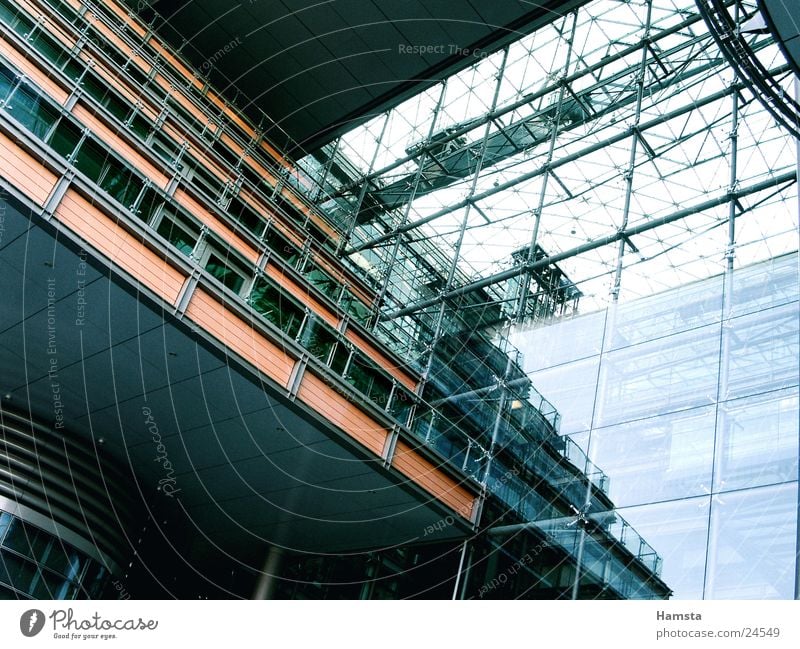 Licht und Glas 2 Fassade Haus Balkon Licht & Schatten Reflexion & Spiegelung Stahl Froschperspektive Potsdamer Platz Fenster Architektur blau Farbe Perspektive