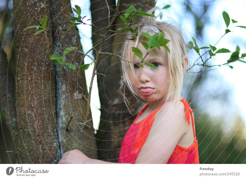 :P Spielplatz Kindererziehung Kindergarten Kleinkind Mädchen Kindheit Haare & Frisuren Gesicht Mund Zunge 3-8 Jahre Natur Baum Sträucher Blatt Grünpflanze