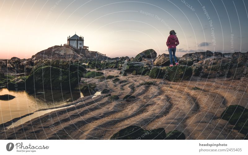 Frau in roter Jacke auf felsigem Strand bei Sonnenuntergang harmonisch Erholung ruhig Ferien & Urlaub & Reisen Tourismus Meer feminin Junge Frau Jugendliche 1