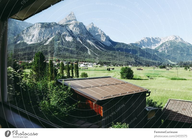 Stunning window view to the alps Natur Häusliches Leben Fenster Fensterblick Alpen Österreich Glasscheibe Aussicht Sommer sommerlich Wiese Hütte