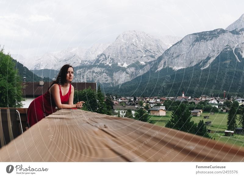 Young woman enjoying the view of the alps from a balcony feminin Junge Frau Jugendliche Erwachsene 1 Mensch 18-30 Jahre 30-45 Jahre Natur Erholung Balkon Kleid