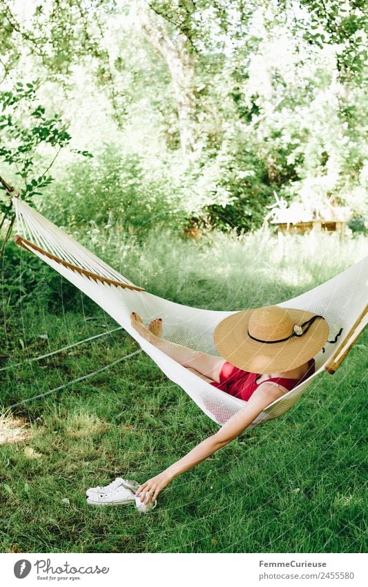 Young woman relaxing in a hammok Lifestyle feminin Junge Frau Jugendliche Erwachsene 1 Mensch 18-30 Jahre 30-45 Jahre Erholung Hängematte Sonnenhut Kleid Wiese