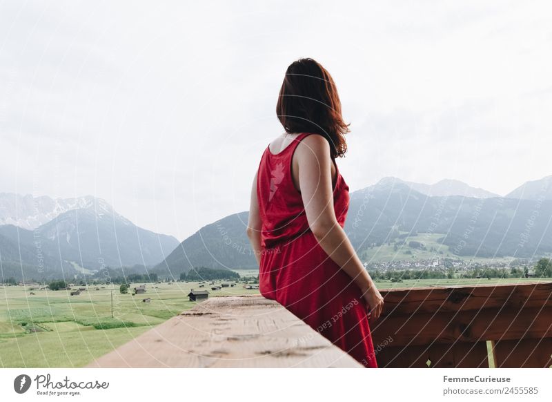 Young woman enjoying the view of the alps from a balcony feminin Junge Frau Jugendliche Erwachsene 1 Mensch 18-30 Jahre 30-45 Jahre Natur Erholung