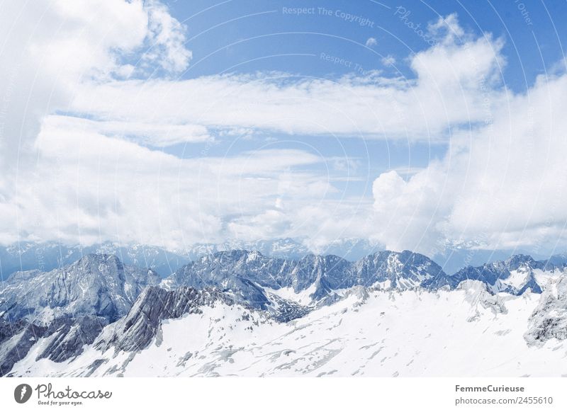 The alps covered with snow Natur Berge u. Gebirge Himmel Wolken Schnee Alpen Sonnenstrahlen Farbfoto Außenaufnahme Textfreiraum oben Tag Zentralperspektive