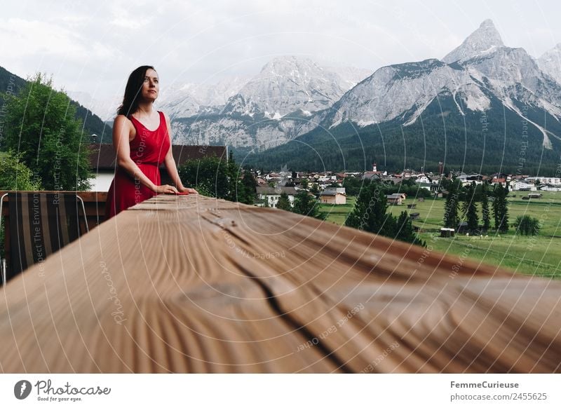 Young woman enjoying the view of the alps from a balcony feminin Junge Frau Jugendliche Erwachsene 1 Mensch 18-30 Jahre 30-45 Jahre Erholung Balkon Aussicht