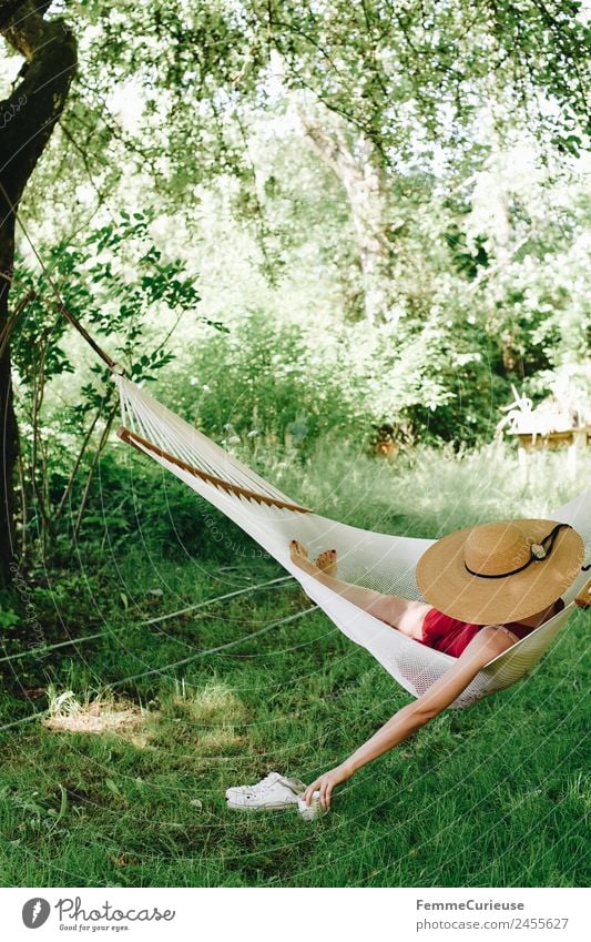 Young woman relaxing in a hammok feminin Junge Frau Jugendliche Erwachsene 1 Mensch 18-30 Jahre 30-45 Jahre Erholung Sonnenhut Hängematte Sommer Sommerurlaub