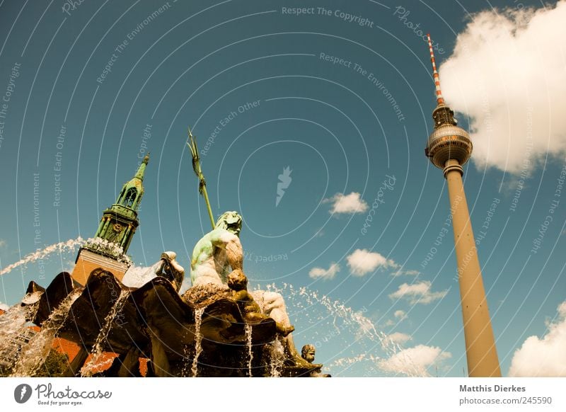 Berlin Lifestyle Tourismus Ausflug Sommer Sommerurlaub Häusliches Leben Berliner Fernsehturm Neptunbrunnen Stadt Hauptstadt Stadtzentrum Sehenswürdigkeit