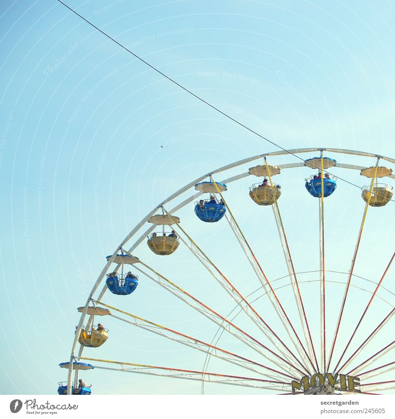 Wer hoch steigt, erhöht das Denkvermögen. Jahrmarkt Wolkenloser Himmel drehen groß rund blau Farbe Farbfoto mehrfarbig Außenaufnahme Textfreiraum oben