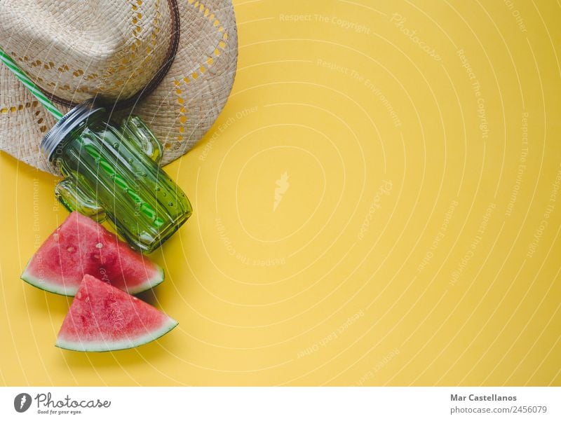 Sommerliche Komposition auf gelbem Hintergrund. Frucht Ernährung Saft Ferien & Urlaub & Reisen Strand Meer Tisch Natur Mode Hut schreiben frisch lecker saftig