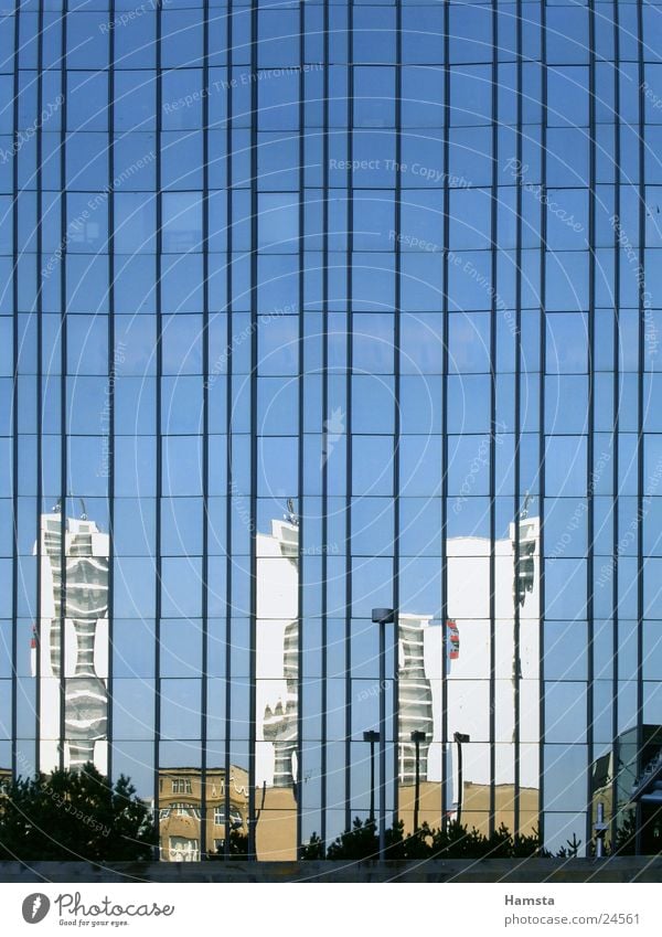 Glas und Licht3 Reflexion & Spiegelung Haus Gebäude Fassade Fenster Lichtbrechung Architektur Farbe modern Graffiti Axel Springer Berlin