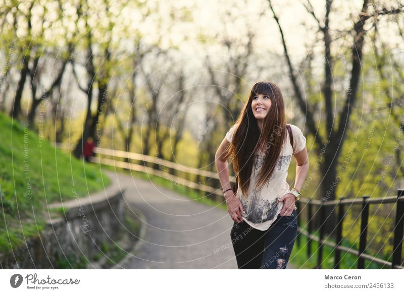 Schönes Mädchen mit langen braunen Haaren, das Fächer bekommt und lächelt. Lifestyle Reichtum Freude Glück schön Haare & Frisuren Haut Gesicht Kosmetik Parfum