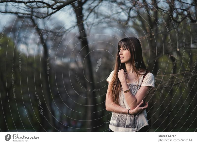 schönes Mädchen mit langen braunen Haaren in ruhiger Pose im Park Lifestyle Stil Haare & Frisuren Gesundheit Erholung Meditation Duft Ferien & Urlaub & Reisen