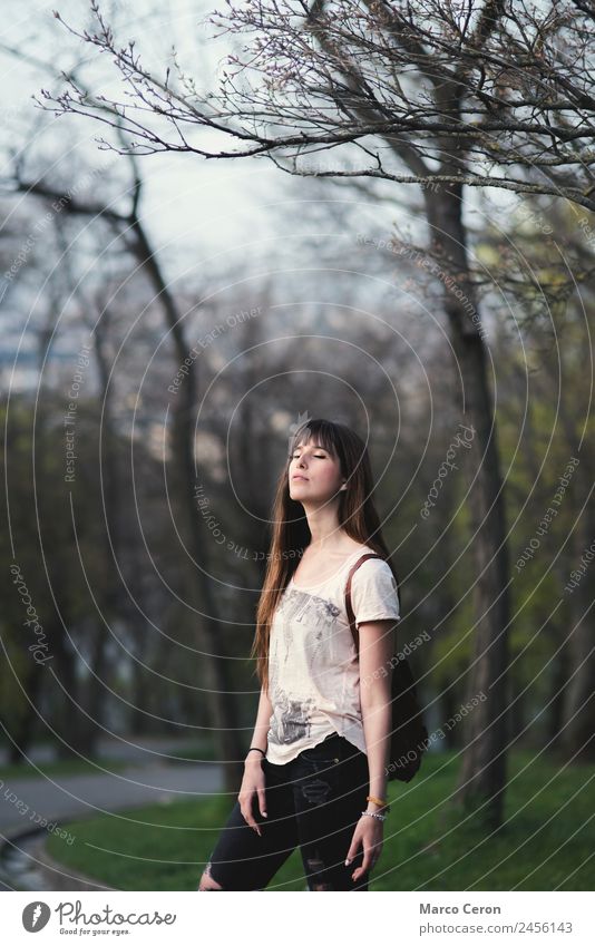 romantisches Mädchen mit langem braunen Haar in ruhiger Pose Lifestyle schön Haare & Frisuren Maniküre Gesundheit Erholung Windstille Frau Natur Frühling Sommer