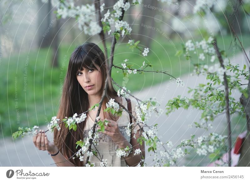 Romantisches kaukasisches Mädchen mit langen braunen Haaren in ruhiger Pose. Lifestyle schön Haare & Frisuren Maniküre Nagellack Gesundheit Erholung Meditation