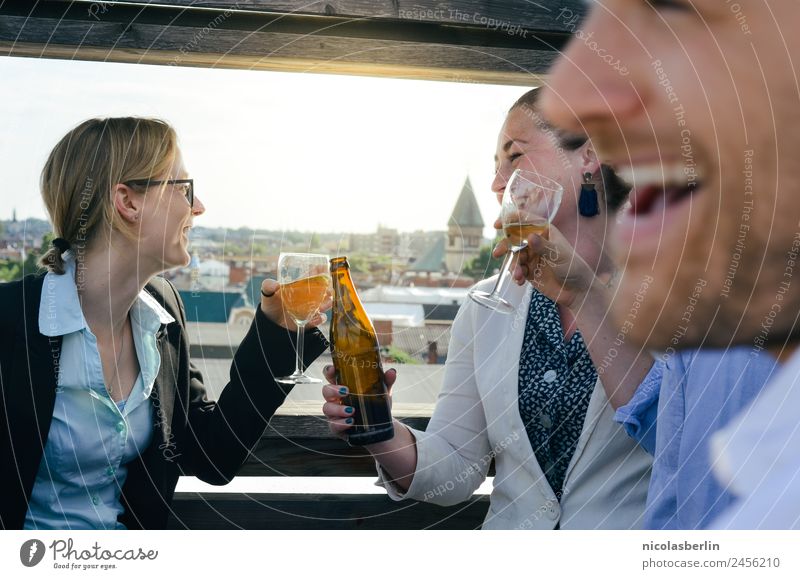 Junge Business Leute auf Dachterrasse beim Afterwork Beer Getränk Bier Wein Lifestyle Stil Freizeit & Hobby Wohnung Traumhaus Nachtleben Veranstaltung Lounge