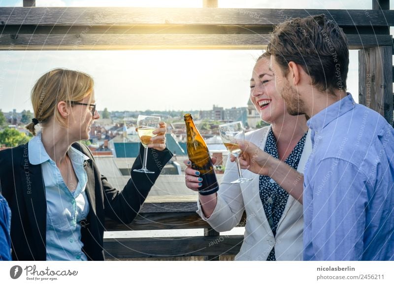 Feierabend auf der Terrasse Bier elegant Büro Werbebranche Kapitalwirtschaft Business Unternehmen Karriere Erfolg Team Mensch maskulin feminin Freundschaft 3