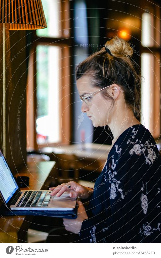 MP139 - Junge Frau arbeitet am Laptop in Bar Lifestyle Stil schön Raum Restaurant Cocktailbar Berufsausbildung Azubi Praktikum Student Arbeit & Erwerbstätigkeit