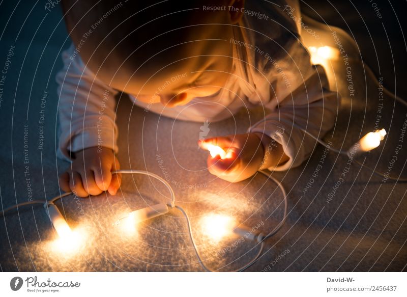 Baby bewundert eine Lichterkette leuchten Weihnachten & Advent Kind bewundern Weihnachtsbeleuchtung niedlich Kleinkind weihnachtlich