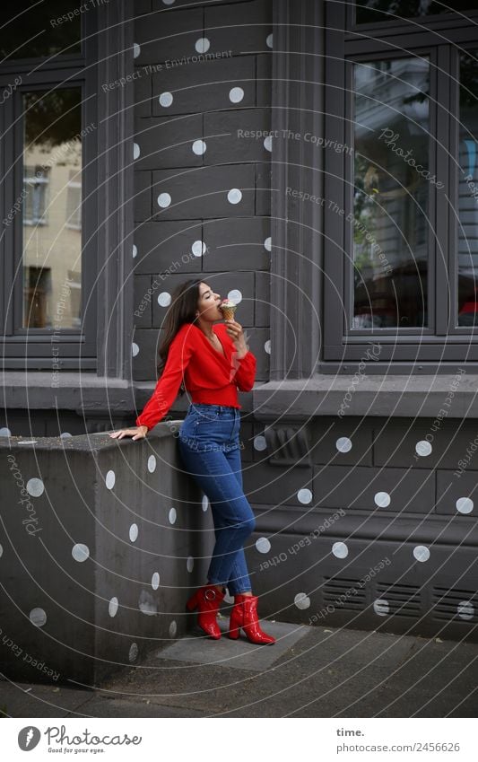 Jessica Speiseeis feminin Frau Erwachsene 1 Mensch Haus Mauer Wand Fassade Fenster Hemd Jeanshose Stiefel Essen festhalten genießen stehen dunkel schön rot