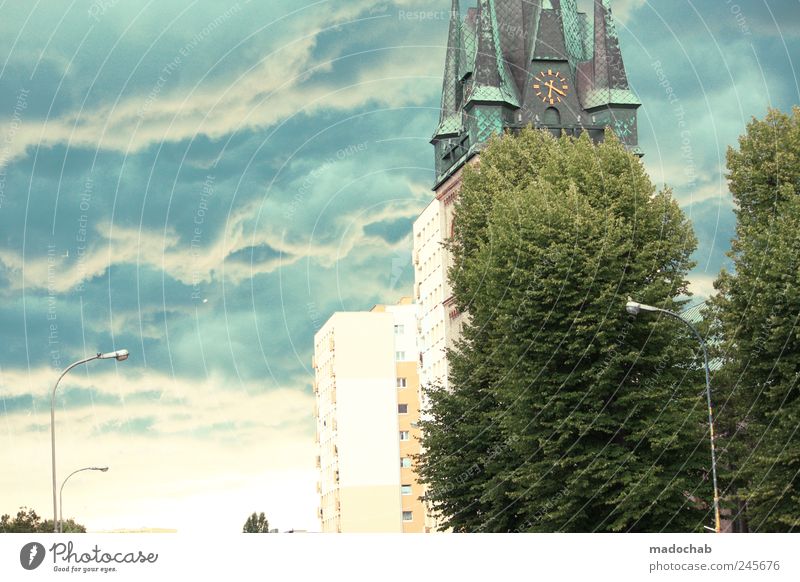 Wer ernten will, muss fühlen. Himmel Wolken Gewitterwolken schlechtes Wetter Unwetter Baum Haus Kirche Laterne Stadt Farbfoto Gedeckte Farben mehrfarbig