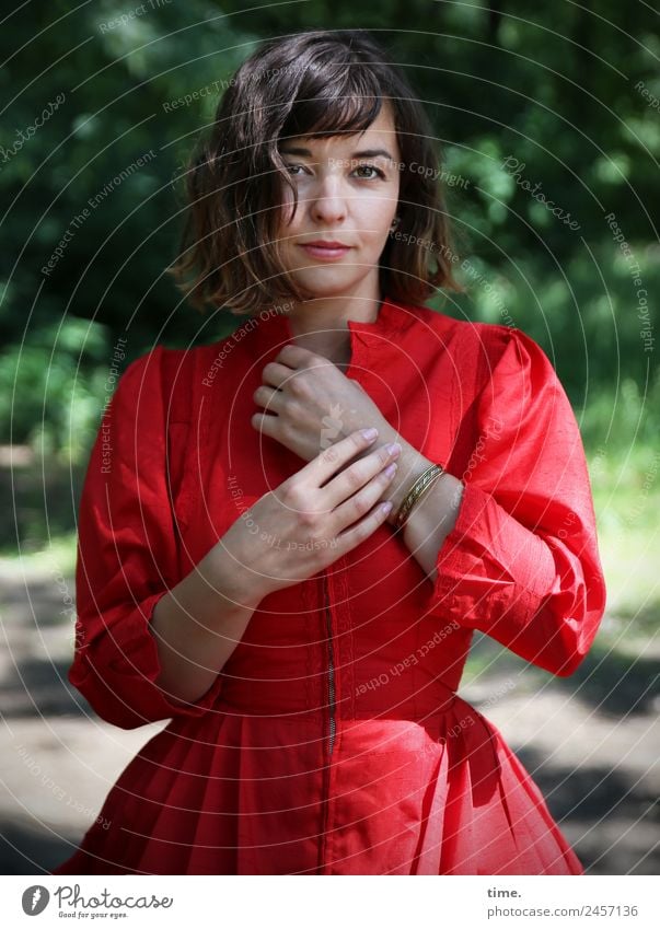 Ulreka feminin Frau Erwachsene 1 Mensch Schönes Wetter Park Kleid brünett langhaarig beobachten Denken festhalten Blick stehen warten natürlich Neugier schön