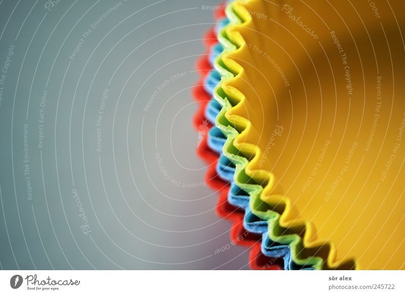 Tütchen Dessert Süßwaren Muffin Muffintütchen Ernährung Kaffeetrinken Backwaren rund blau gelb grün rot Farbe Zacken Papier Kindergeburtstag Vorbereitung