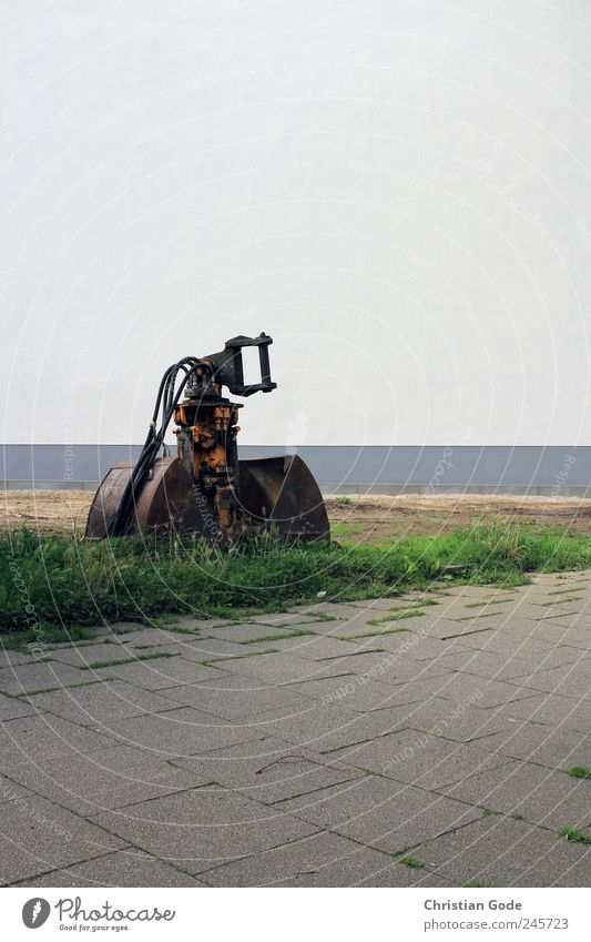 Der Kollos von Wattenscheid Stein Beton Stahl grau Bagger Baggerschaufel Baggerlöffel Baustelle Wiese Bürgersteig Haus Wand Bodenplatten Fuge Sportrasen grün