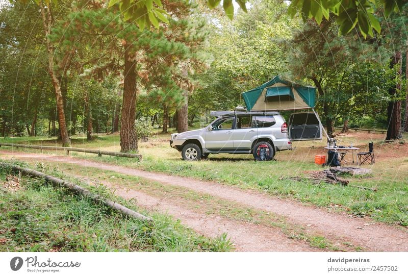 Geländefahrzeug 4x4 mit Zelt im Dach bereit zum Campen Kaffee Lifestyle Freude Erholung Freizeit & Hobby Ferien & Urlaub & Reisen Tourismus Ausflug Abenteuer