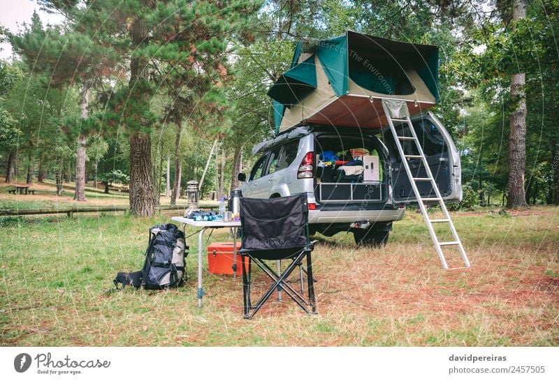 Geländefahrzeug 4x4 mit Zelt im Dach bereit zum Campen Kaffee Lifestyle Freude Erholung Freizeit & Hobby Ferien & Urlaub & Reisen Tourismus Ausflug Abenteuer