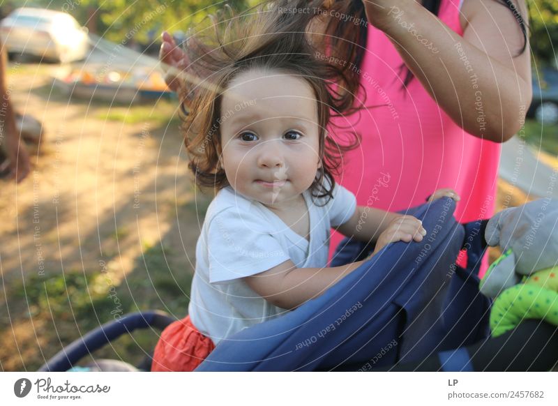 Mama macht mir die Haare. Lifestyle elegant Stil Freude schön Haare & Frisuren Spielen Kindererziehung Bildung Mensch Baby Eltern Erwachsene Mutter Geschwister