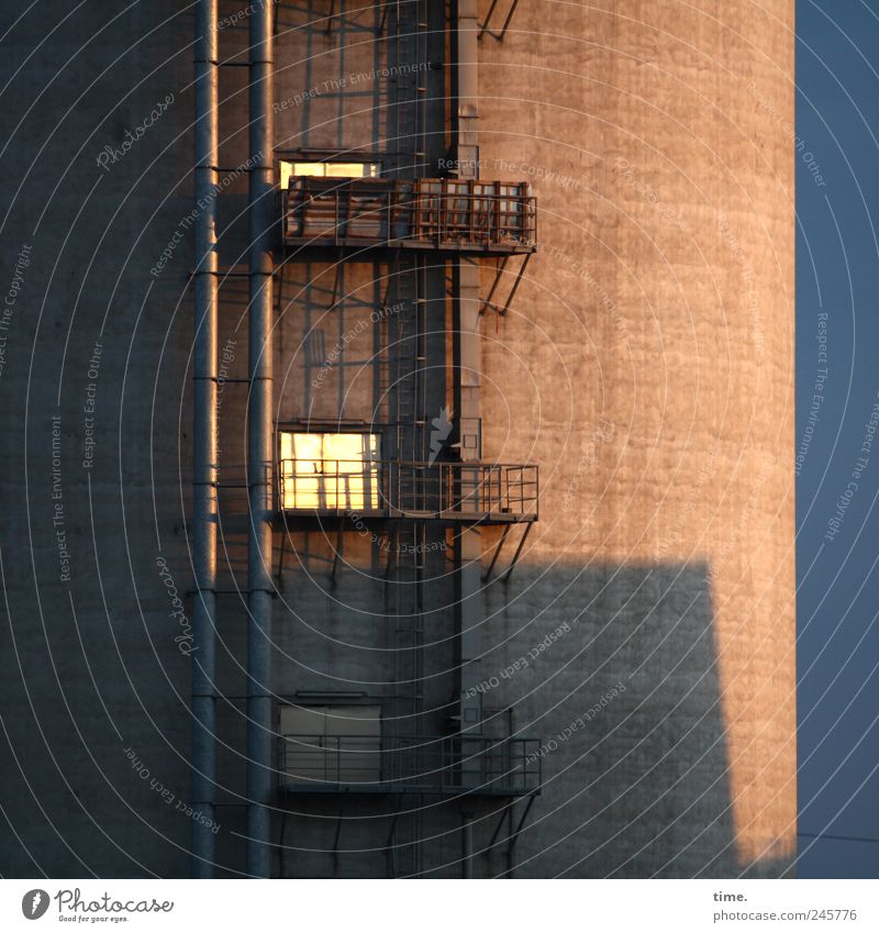 Logenplatz Klettern Bergsteigen Leiter Himmel Menschenleer Industrieanlage Turm Balkon Tür Beton bedrohlich dick dunkel gigantisch stark braun Stress