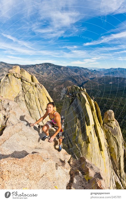 Kletterer, der sich an eine Klippe klammert. Abenteuer Berge u. Gebirge Sport Klettern Bergsteigen Erfolg Seil Junge Frau Jugendliche 1 Mensch 18-30 Jahre