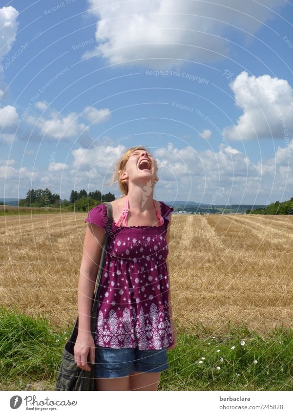 Frische Luft schnappen! Leben Wohlgefühl feminin Junge Frau Jugendliche Erwachsene 1 Mensch 18-30 Jahre Natur Landschaft Himmel Sommer Schönes Wetter Feld atmen