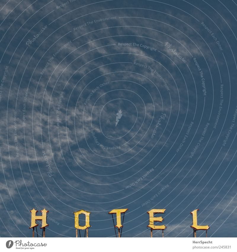 H O T E L Himmel Schönes Wetter Gebäude Dach Schriftzeichen Schilder & Markierungen alt Hotel Werbung Leuchtreklame Cirrus Farbfoto Außenaufnahme