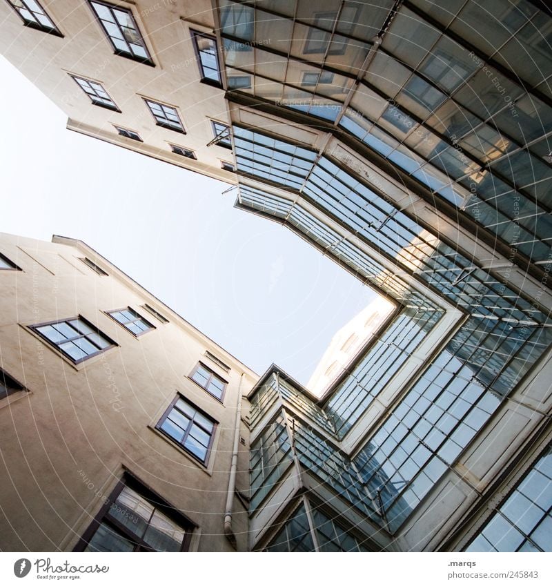 Glashaus Häusliches Leben Haus Wolkenloser Himmel Bauwerk Gebäude Architektur Fassade Fenster eckig hoch einzigartig modern Perspektive aufstrebend himmelwärts