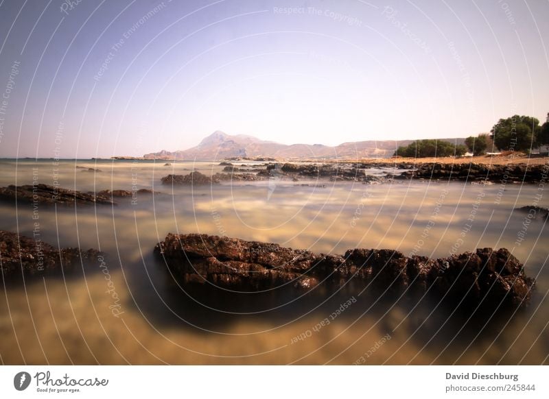 Felsen Ferne Meer Insel Natur Landschaft Wasser Wolkenloser Himmel Schönes Wetter Küste Bucht Riff blau braun Kreta fließen Meerwasser Farbfoto Außenaufnahme