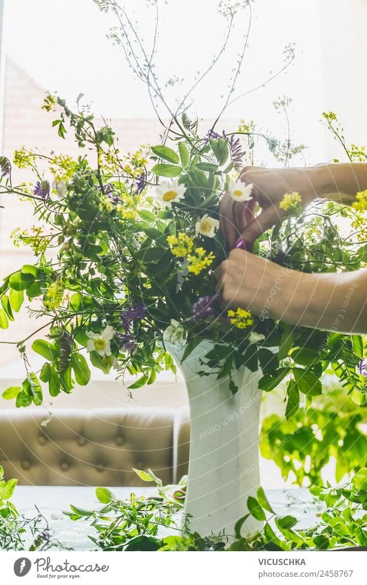 Hände machen Blumenstrauß in Vase Stil Design Sommer Häusliches Leben Innenarchitektur Dekoration & Verzierung feminin Frau Erwachsene Hand Frühling Wildpflanze