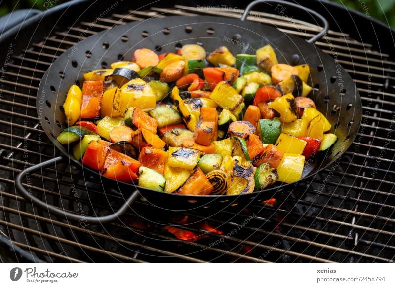 Pfanne mit Gemüse steht auf Grillrost mit glühenden Kohlen Grillen Paprika Glut Möhre Zucchini Grillpfanne Zwiebel Ernährung Mittagessen Abendessen Bioprodukte